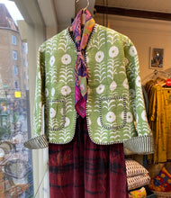 Ladda upp bild till gallerivisning, Vändbar quiltad jacka M/L