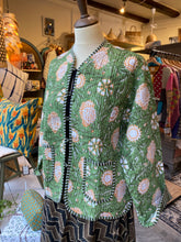 Ladda upp bild till gallerivisning, Vändbar quiltad jacka L