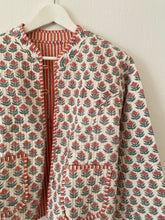 Ladda upp bild till gallerivisning, Vändbar quiltad jacka M/L