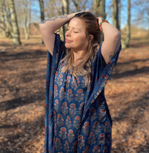 Ladda upp bild till gallerivisning, Kaftanklänning i siden (Handtryckt)