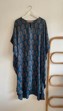 Ladda upp bild till gallerivisning, Kaftanklänning i siden (Handtryckt)
