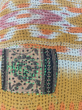 Ladda upp bild till gallerivisning, Vintage Kantha Kuddfodral (One-of-a kind)