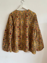 Ladda upp bild till gallerivisning, Mönstrad blus (Handtryckt bomull)