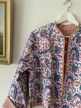 Ladda upp bild till gallerivisning, Vändbar quiltad jacka L