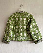 Ladda upp bild till gallerivisning, Vändbar quiltad jacka M/L