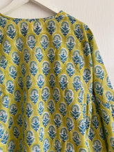 Ladda upp bild till gallerivisning, Mönstrad blus (Handtryckt bomull)