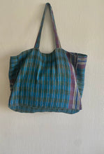 Ladda upp bild till gallerivisning, Kantha weekendväska