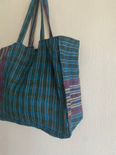 Ladda upp bild till gallerivisning, Kantha weekendväska