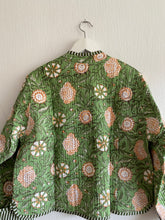 Ladda upp bild till gallerivisning, Vändbar quiltad jacka L