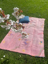 Ladda upp bild till gallerivisning, Vintage kantha Saaripläd / överkast