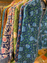 Ladda upp bild till gallerivisning, Vändbar quiltad jacka L