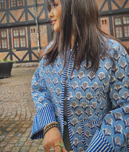 Ladda upp bild till gallerivisning, Vändbar quiltad jacka L