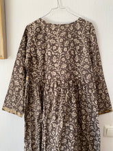 Ladda upp bild till gallerivisning, Klänning Ulrika (Handtryckt bomull)