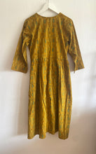 Ladda upp bild till gallerivisning, Klänning Mirkka (Handtryckt bomull)