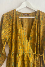 Ladda upp bild till gallerivisning, Klänning Mirkka (Handtryckt bomull)