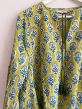 Ladda upp bild till gallerivisning, Mönstrad blus (Handtryckt bomull)