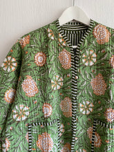 Ladda upp bild till gallerivisning, Vändbar quiltad jacka L