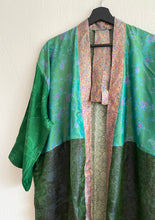 Ladda upp bild till gallerivisning, Sidenkimono ( One of a kind )