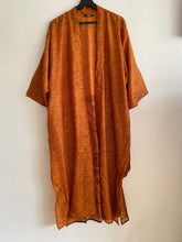 Ladda upp bild till gallerivisning, Sidenkimono ( One of a kind )