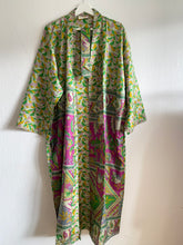 Ladda upp bild till gallerivisning, Sidenkimono ( One-of a-kind )