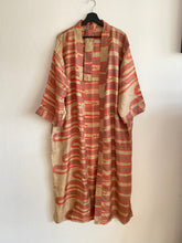Ladda upp bild till gallerivisning, Sidenkimono ( One of a kind )