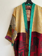 Ladda upp bild till gallerivisning, Sidenkimono ( One of a kind )