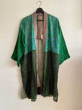 Ladda upp bild till gallerivisning, Sidenkimono ( One of a kind )