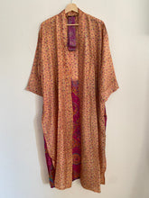 Ladda upp bild till gallerivisning, Sidenkimono ( One of a kind )