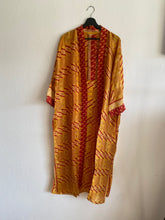 Ladda upp bild till gallerivisning, Sidenkimono ( One of a kind )