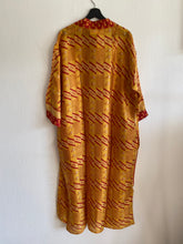 Ladda upp bild till gallerivisning, Sidenkimono ( One of a kind )