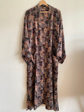 Ladda upp bild till gallerivisning, Crepe Silk kimono ( One- of a - Kind)