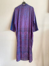 Ladda upp bild till gallerivisning, Sidenkimono ( One of a kind )