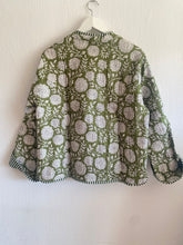Ladda upp bild till gallerivisning, Vändbar quiltad jacka L