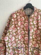 Ladda upp bild till gallerivisning, Vändbar quiltad jacka .M