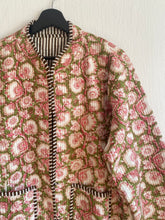 Ladda upp bild till gallerivisning, Vändbar quiltad jacka .M