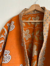 Ladda upp bild till gallerivisning, Vintage kantha jacka ( One -of a -kind)