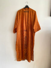 Ladda upp bild till gallerivisning, Sidenkimono ( One of a kind )
