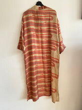 Ladda upp bild till gallerivisning, Sidenkimono ( One of a kind )