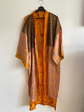 Ladda upp bild till gallerivisning, Sidenkimono ( One of a kind )
