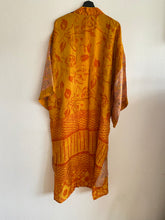 Ladda upp bild till gallerivisning, Sidenkimono ( One of a kind )