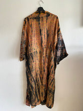 Ladda upp bild till gallerivisning, Sidenkimono ( One of a kind )