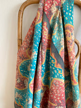 Ladda upp bild till gallerivisning, Vintage kantha Saaripläd / överkast