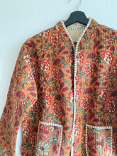 Ladda upp bild till gallerivisning, Vändbar quiltad jacka M/L