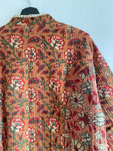 Ladda upp bild till gallerivisning, Vändbar quiltad jacka M/L