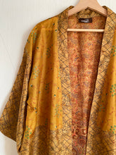 Ladda upp bild till gallerivisning, Sidenkimono ( One of a kind )