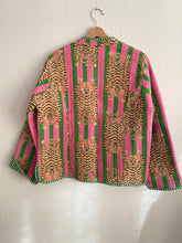 Ladda upp bild till gallerivisning, Vändbar quiltad jacka .M/L