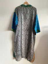 Ladda upp bild till gallerivisning, Sidenkimono ( One-of a-kind )