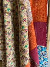 Ladda upp bild till gallerivisning, Vintage kantha Saaripläd / överkast