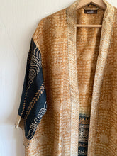 Ladda upp bild till gallerivisning, Sidenkimono ( One-of a-kind )