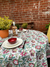 Ladda upp bild till gallerivisning, Bordsduk Paradise Rosa (Handtryckt)
